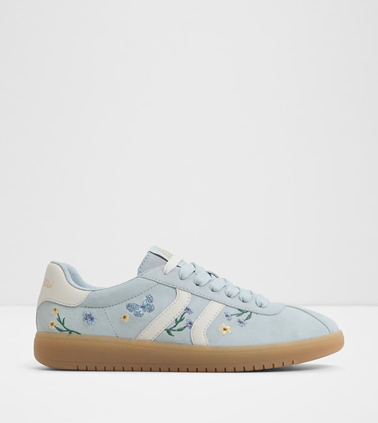 CHICSNEAKER